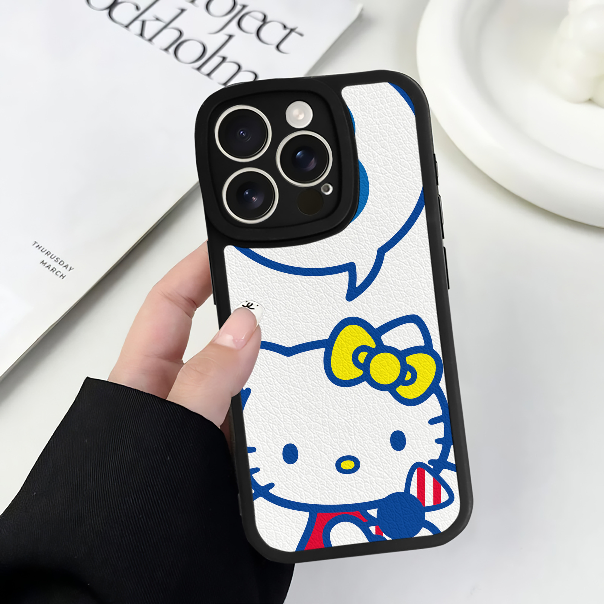 （画像用） Hello Kitty ハローキティ 【iPhone 16シリーズ対応】シリコンスマホケース（レザー調） 材質：シリコン